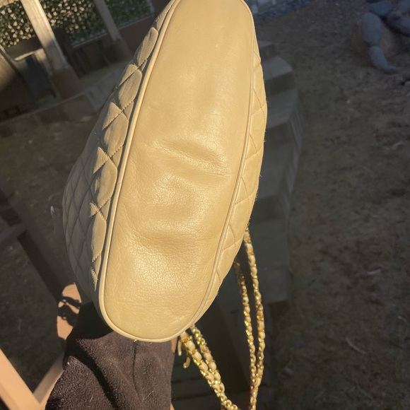 CHANEL Beige Quilted Shoulder Bag with Gold Chain - Picture 14 of 16